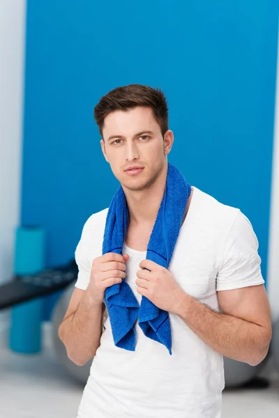 Sporty fit young man at the gym — Stock Photo, Image