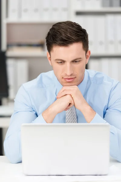 Doordachte zakenman lezen zijn laptop scherm — Stockfoto