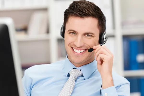 Hombre de negocios guapo usando un auricular —  Fotos de Stock