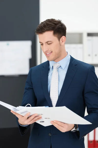 Stilvolle Geschäftsleute beraten Notizen in einem Ordner — Stockfoto