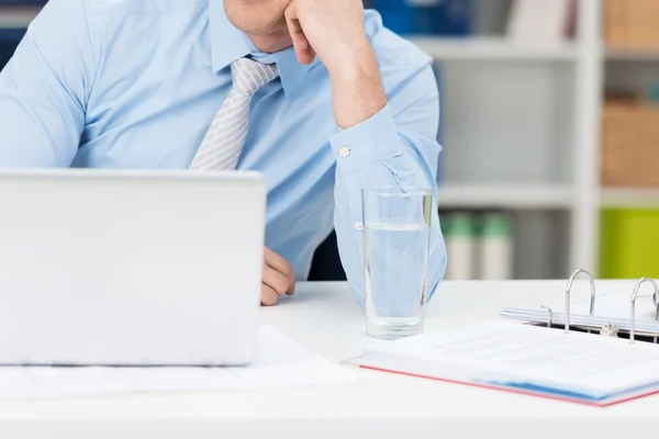 Zakenman vergadering denken achter zijn Bureau — Stockfoto