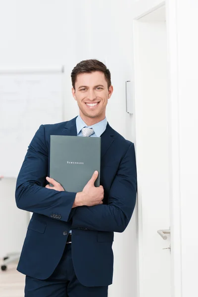 Sorrindo confiante jovem candidato a emprego — Fotografia de Stock