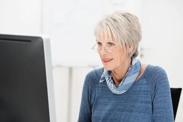 Senior businesswoman wearing glasses — Stock Photo, Image