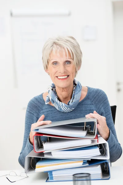 Leende senior affärskvinna med filer — Stockfoto