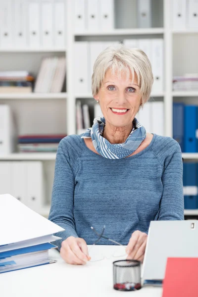 Senior föreståndarinnan sitter i hennes kontor — Stockfoto