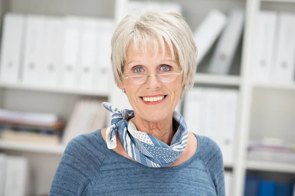 Lächelnde Seniorin mit Brille — Stockfoto