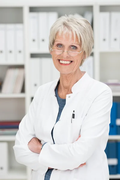 Glimlachende zakenvrouw in succesvolle senior — Stockfoto