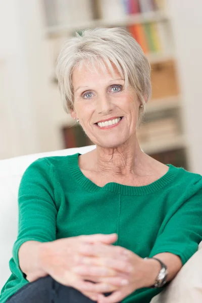 Retrato de uma mulher idosa atraente — Fotografia de Stock