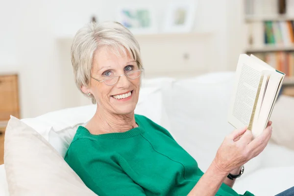 Entspannte glückliche Seniorin genießt ein Buch — Stockfoto