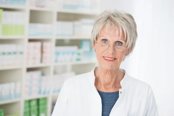 Senior lady wearing glasses in a pharmacy — Stock Photo, Image