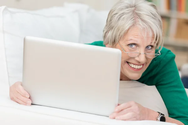 Hravá atraktivní temperamentní starší žena — Stock fotografie