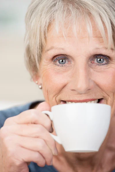 Elderly woman enjoying a relaxing cup of tea — Stock Photo, Image