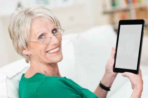 Atrakcyjna kobieta starszy przy użyciu komputera typu tablet — Zdjęcie stockowe