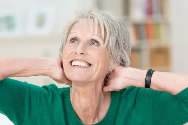 Bella signora anziana con un sorriso radioso — Foto Stock