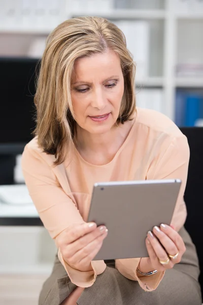 Businesswoman reading her tablet-pc — Stock Photo, Image