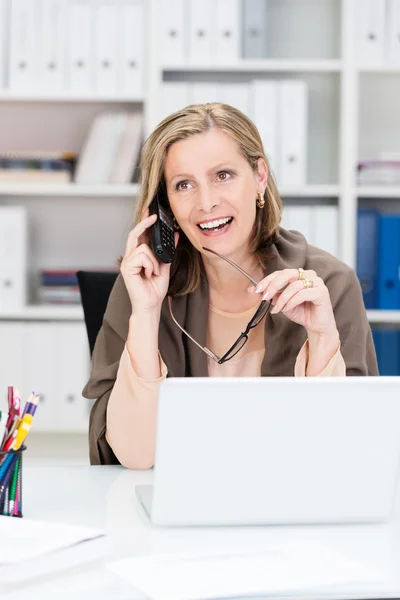 Selbstbewusste Geschäftsfrau mittleren Alters — Stockfoto