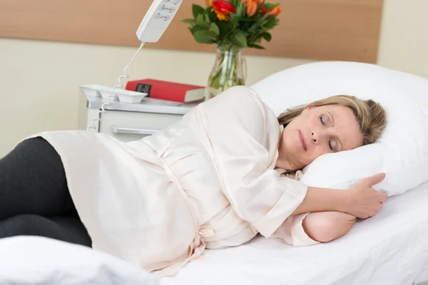Nemocná žena v nemocnici ležící spící — Stock fotografie