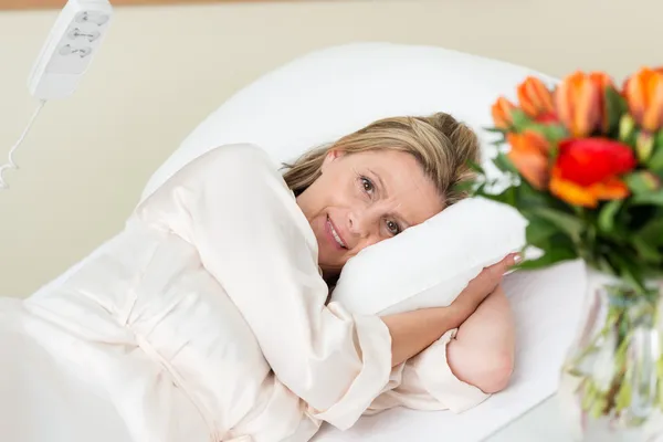 Smiling attractive female patient in a hospital — Stock Photo, Image