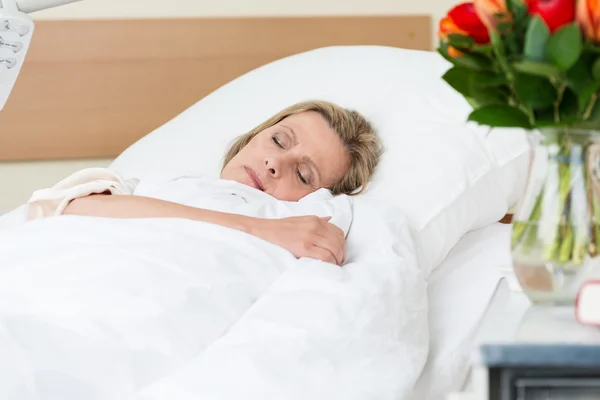 Sick woman resting peacefully in hospital — Stock Photo, Image