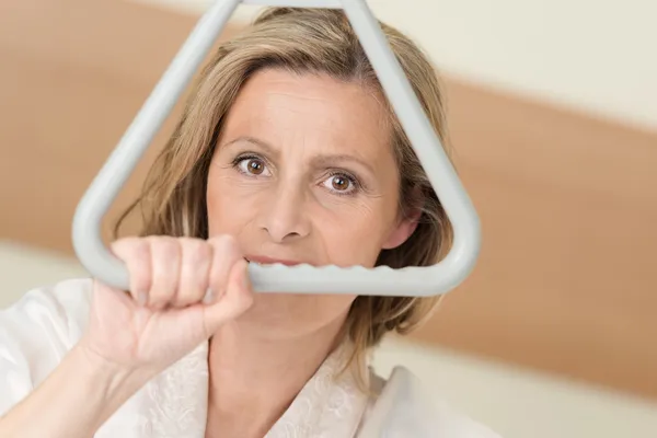 Besorgte Frau im Krankenhausbett — Stockfoto