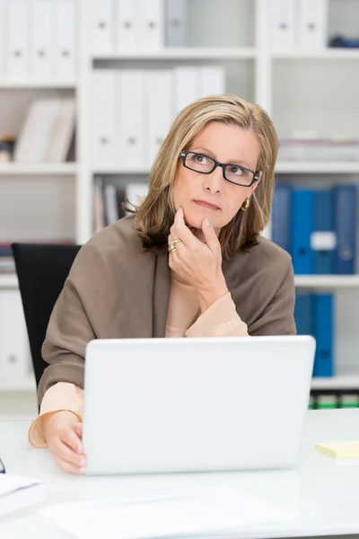 Nachdenkliche Geschäftsfrau mittleren Alters — Stockfoto