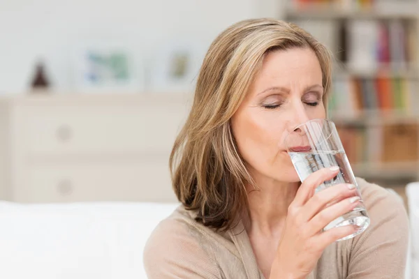Frau genießt ein gesundes Glas frisches Wasser — Stockfoto