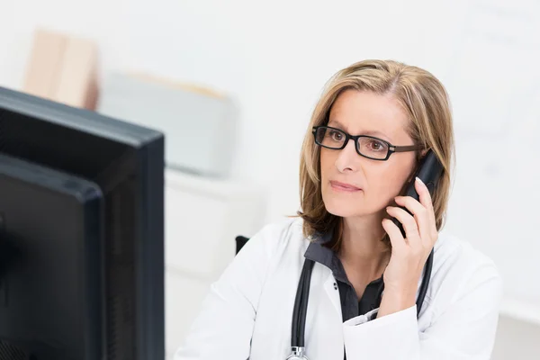 Médico caucásico de mediana edad — Foto de Stock