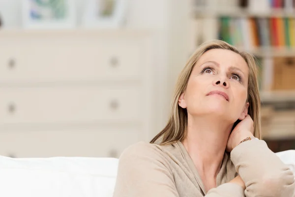 Mujer sentada rememorando o pensamiento — Φωτογραφία Αρχείου