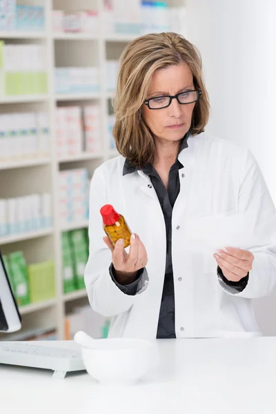 Farmacêutico a verificar uma receita médica — Fotografia de Stock