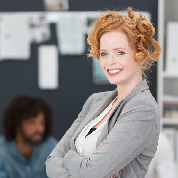 Feliz joven empresaria exitosa — Foto de Stock