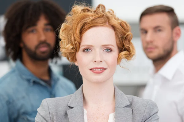 Schöne weibliche Business-Teamleiterin — Stockfoto