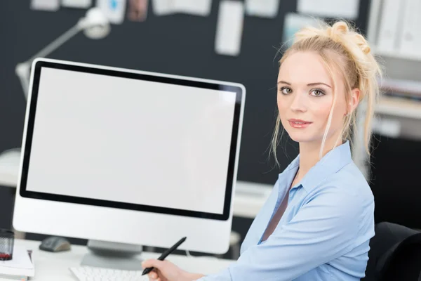 Young businesswoman working at her desk — Stock Photo, Image