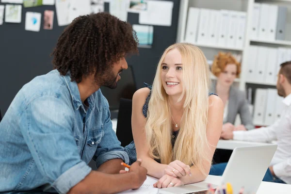 Amichevole donna d'affari in chat con un collega — Foto Stock