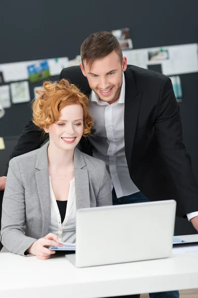 Joven hombre y mujer de negocios sonriendo — Foto de Stock