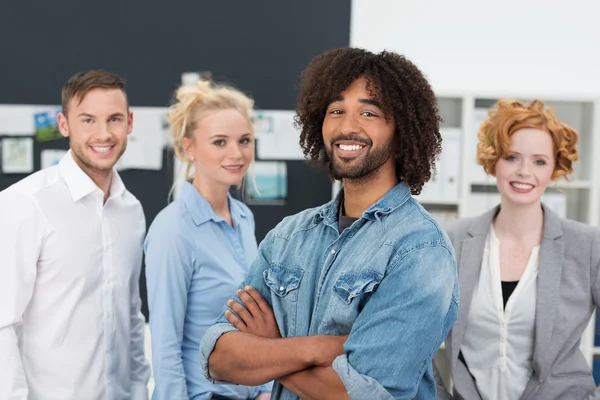 Sonriente creativo hombre de negocios afroamericano — Foto de Stock