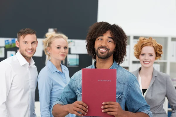 Lachende moderne Afro-Amerikaanse zakenman — Stockfoto