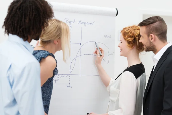 Mooie vrouw met haar collega 's — Stockfoto