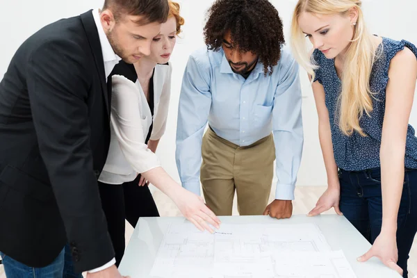 Equipo empresarial dedicado al papeleo — Foto de Stock