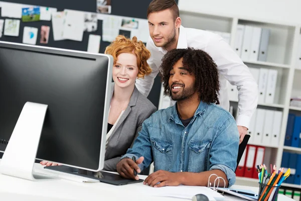 Groupe de collègues d'affaires au bureau — Photo