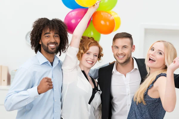 Glada grupp business vänner festar — Stockfoto