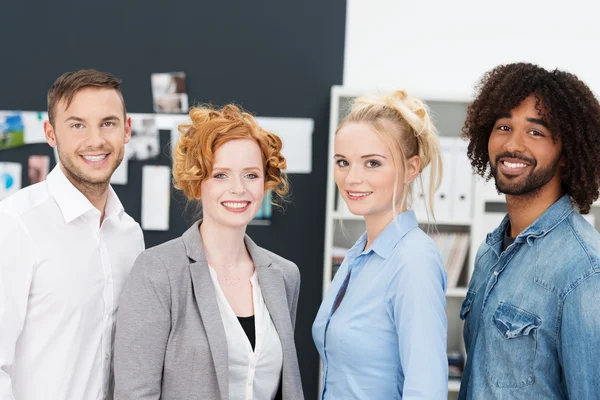 Éxito joven equipo empresarial multiétnico — Foto de Stock