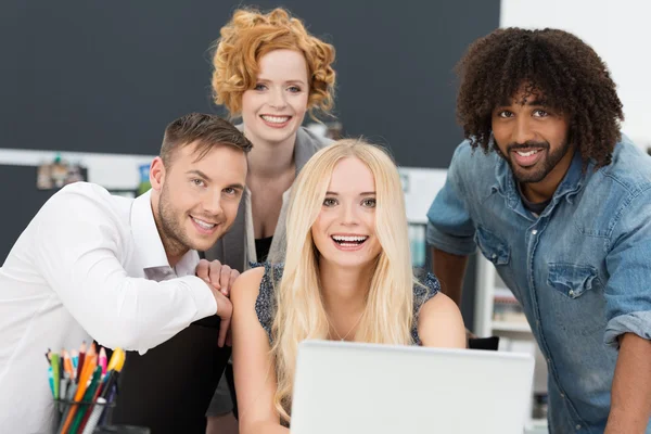 Skrattar glad grupp business vänner — Stockfoto