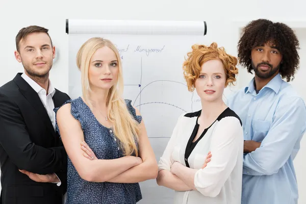 Groupe de jeunes hommes et femmes d'affaires sérieux — Photo