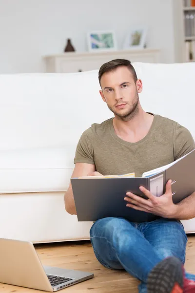 Gespierde jonge man aan het werk vanuit huis — Stockfoto