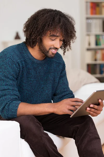 Jovem afro-americano usando um tablet — Fotografia de Stock