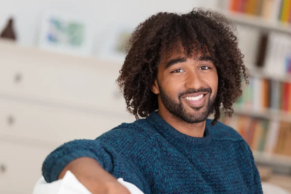 Boldog fiatal afroamerikai férfi — Stock Fotó