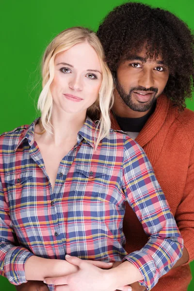 Aanhankelijk jonge multiraciale paar — Stockfoto