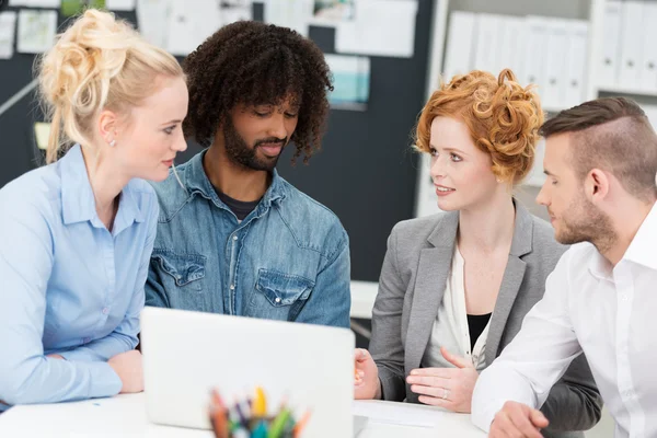 Equipe de negócios sentado tendo uma discussão séria — Fotografia de Stock