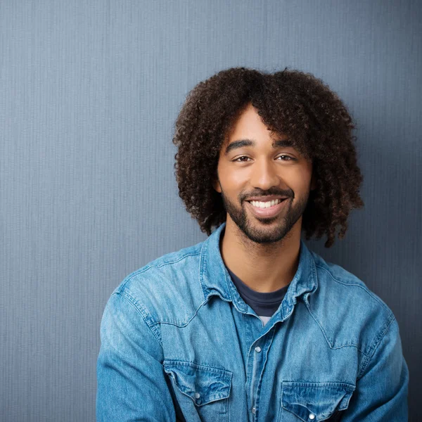 Boldog fiatal afroamerikai férfi — Stock Fotó