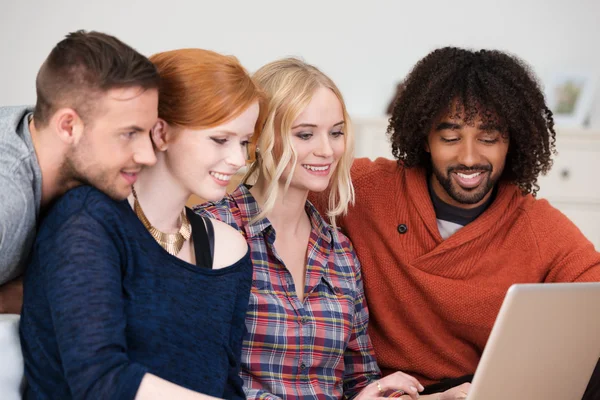 Young friends smiling as they surf the internet — Stock Photo, Image